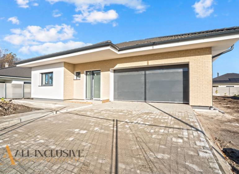 Einfamilienhaus in der Florida Villa Park Straße in Dunajská Streda mit großer Doppelgarage.