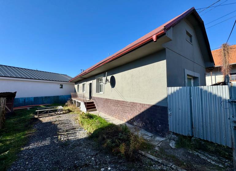 Einfamilienhaus in der Varovecká-Straße in Družstevná pri Hornáde mit Hof und Nebengebäude.