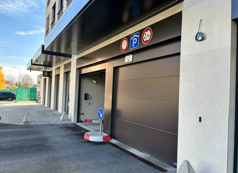 Einfahrt zur Garage in der Karpatská Straße in Poprad, mit einem Parkplatzschild für eine Zweizimmerwohnung.