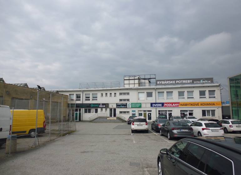 Gewerbeflächen in der Strojnícka-Straße in Prešov mit Parkplatz und Geschäften.