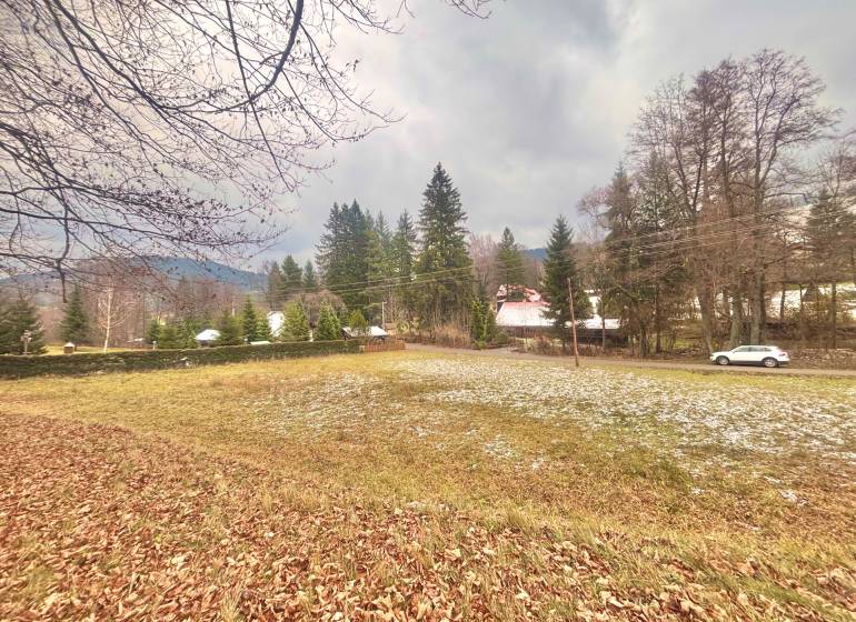Herbstpanorama von Baugrundstücken in Makov, Čierne, umgeben von Bäumen und einer Straße mit einem Auto.