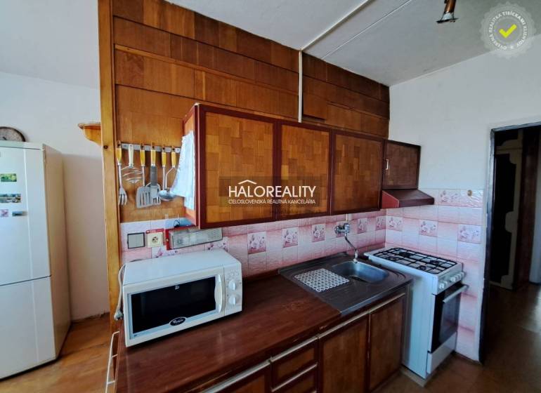 Wohnzimmer in einer 3-Zimmer-Wohnung mit Sofas, Holzboden und großen Fenstern.