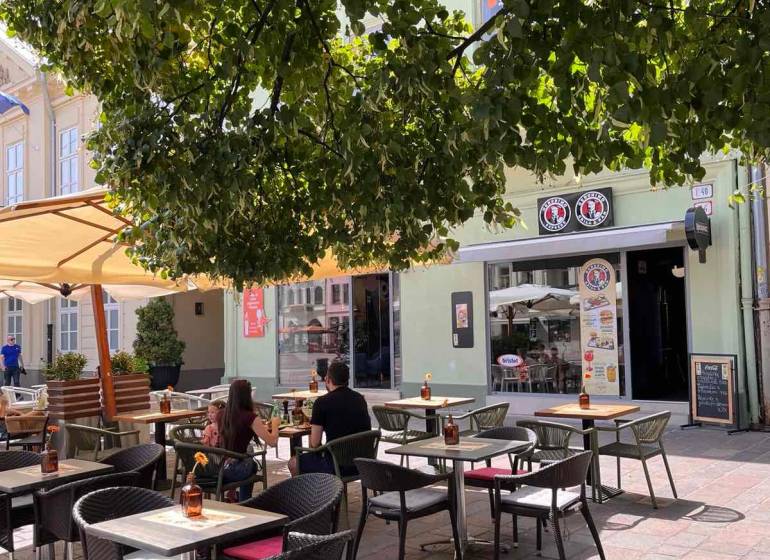 Die Terrasse des Restaurants unter den Bäumen auf der Hlavná 74 in Košice - Stadtteil Altstadt.