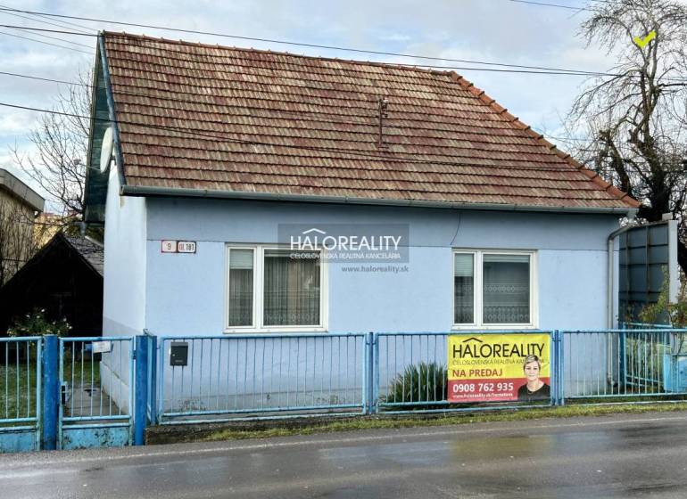 Einstöckiges Einfamilienhaus in Prievidza, blaue Fassaden, Schrägdach, Metallzaun.