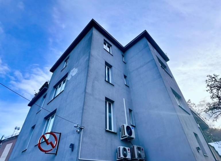 Ein Bürogebäude in der M.R. Štefánika Straße in Trenčín unter blauem Himmel.