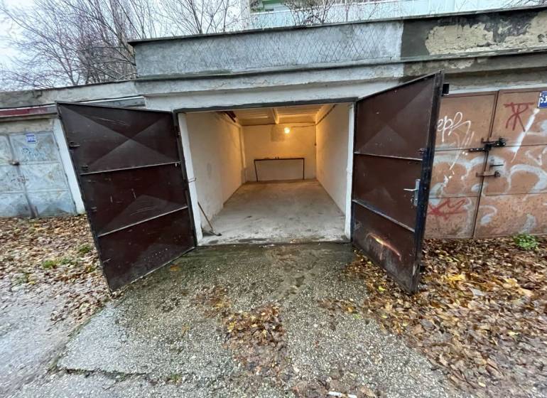 Offene Garagen in der Priekopy-Straße in Bratislava - Ružinov, umgeben von Herbstlaub.