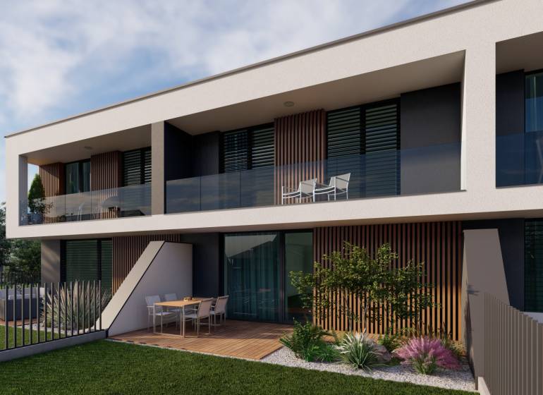 Ein Einfamilienhaus in Piešťany mit verglastem Balkon und Terrasse im grünen Garten.