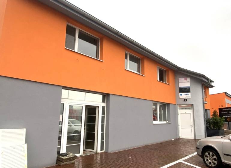 Orange-graue Fassade von Geschäftsräumen in der Štúrova-Straße in Nitra.