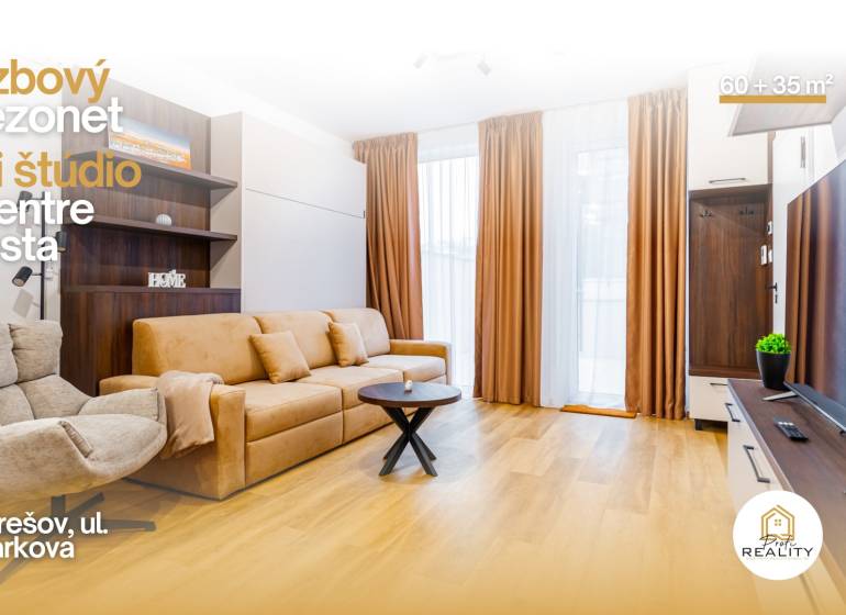 Wohnzimmer in einer Einzimmerwohnung mit Holzboden und einem bequemen Sofa.