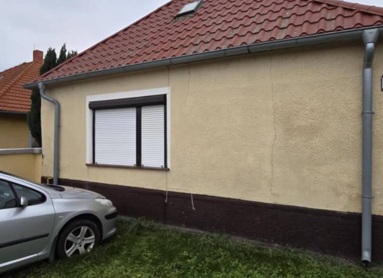 Das Einfamilienhaus in der Hauptstraße in Veľká Mača mit einem Auto auf dem Rasen.