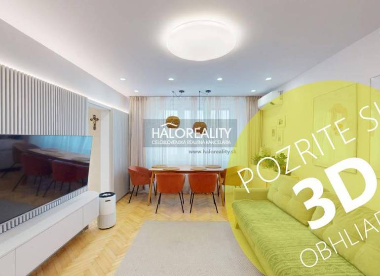 Wohnzimmer in einer 3-Zimmer-Wohnung mit Fernseher, Sofa und Holzboden-Dekor.