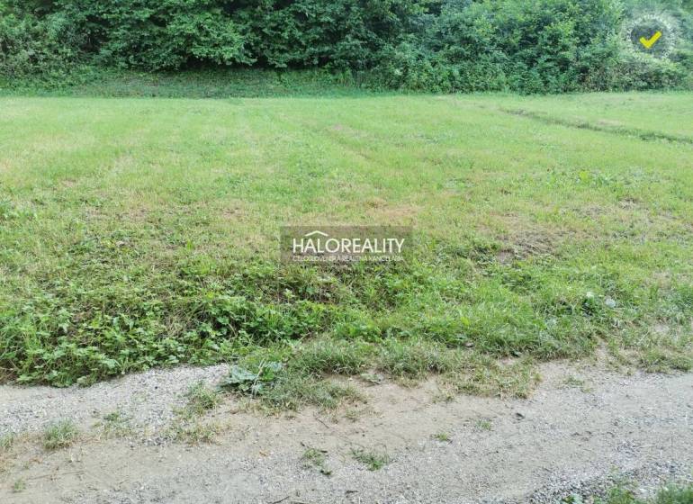 Grundstücke - Wohnen in Modrová umfassen eine Rasenfläche am Wald mit einer Straße.