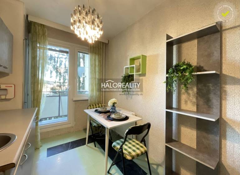 Essbereich mit einem kleinen Tisch und Stühlen in einer 3-Zimmer-Wohnung.