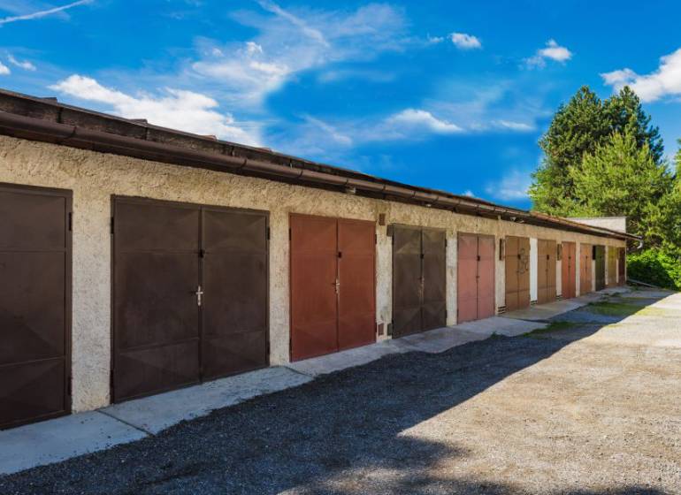 Reihe um Reihe stehen in der Pálovická-Straße Garagen mit Blechttüren.
