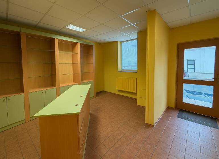 Gewerberäume mit Regalen, Theke und Fliesenboden, ideal für verschiedene Geschäftszwecke.