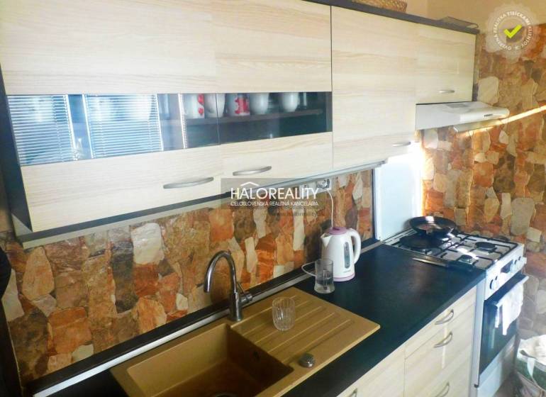 Ein Zimmer in einer 2-Zimmer-Wohnung mit einem Boden in Holzdekor, einem Fernseher und Einbauschränken.