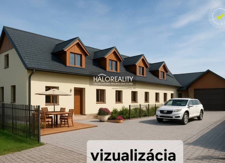 Ein Einfamilienhaus in Tibava mit Terrasse, einem Auto vor der Garage und Gartenmöbeln.