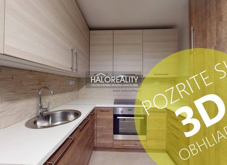 Küche in einer 2-Zimmer-Wohnung mit Holzboden und Einbauschränken.