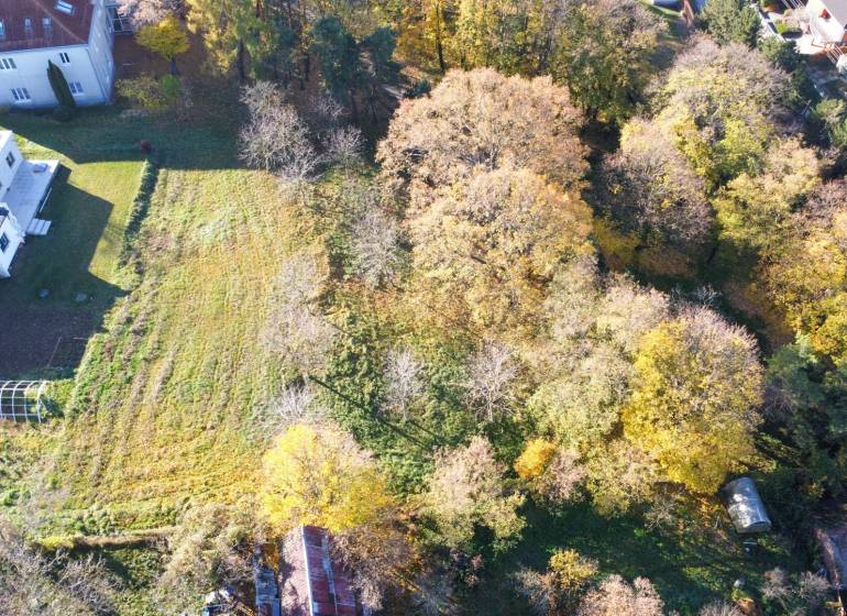 Luftaufnahme von Grundstücken - Gewerbe in Suchá nad Parnou, umgeben von Grünflächen und Gebäuden.