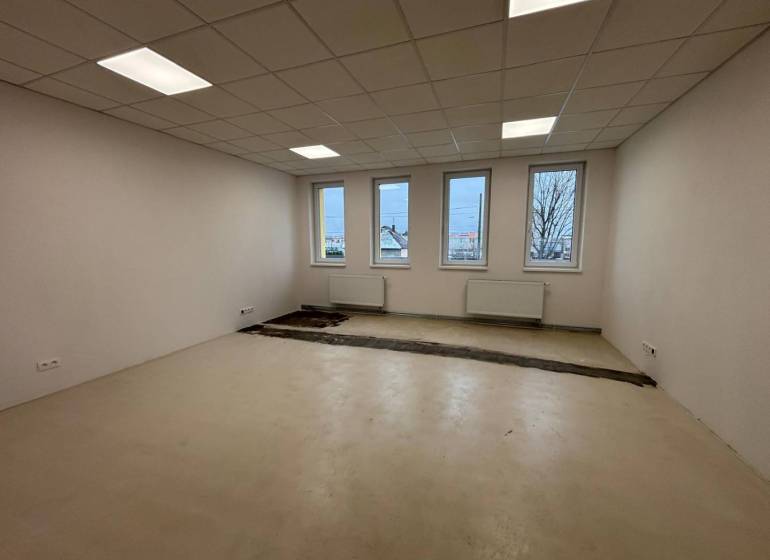Büros mit weißen Wänden, Böden und Fenstern, die auf die Fertigstellung warten.