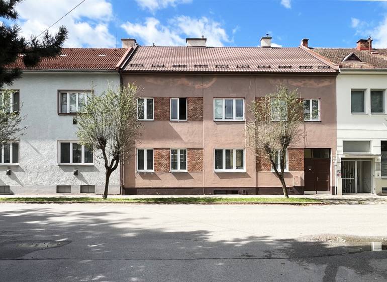 Medveckého Straße in Ružomberok mit einem Wohnhaus, geeignet für eine Wohnung mit 5 oder mehr Zimmern.
