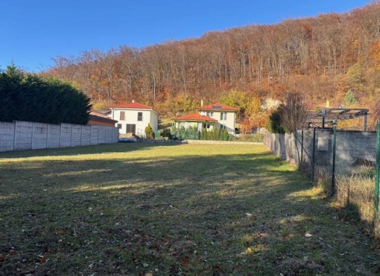 Grundstücke - Wohnen in der Karpatská-Straße in Marianka mit Grünflächen und angrenzenden Häusern.