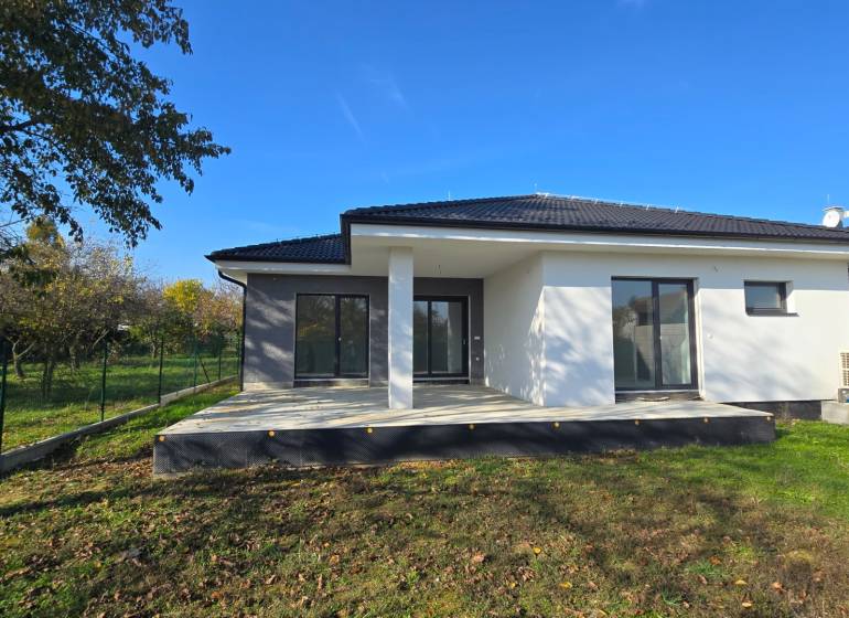 Ein Einfamilienhaus in Piešťany mit Terrasse und grünem Garten.