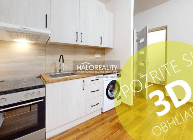 Küchenecke in einer Einzimmerwohnung mit Küchenzeile und Boden in Holzoptik.