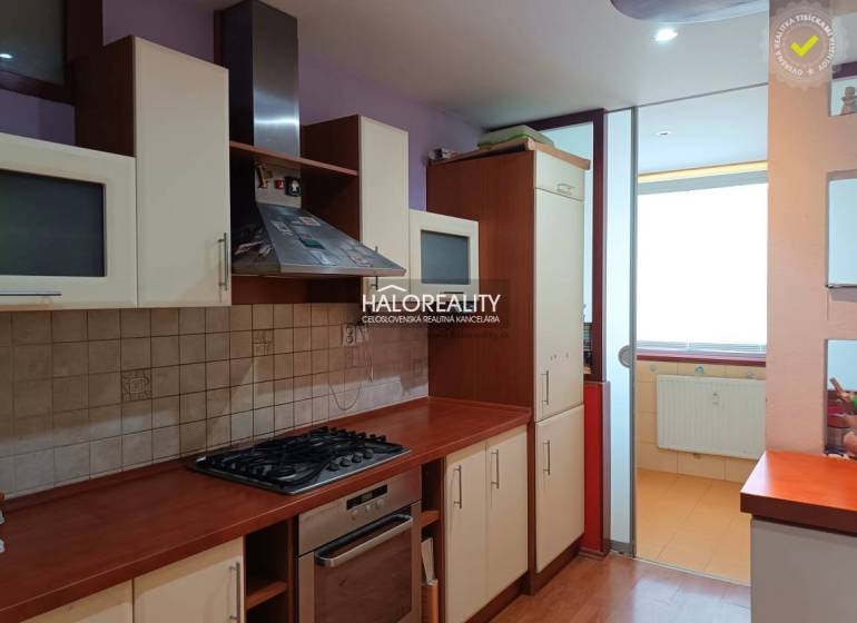 Die Küche eines Einzimmerapartments mit einem Gasherd und Glasschränken.