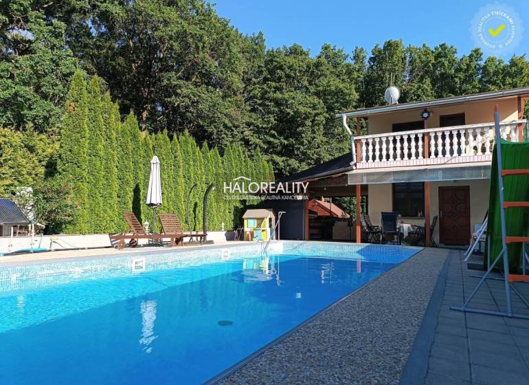Ein Ferienhaus in Byšta mit einem Pool, einer Terrasse, Bäumen und Gartenmöbeln zur Entspannung.