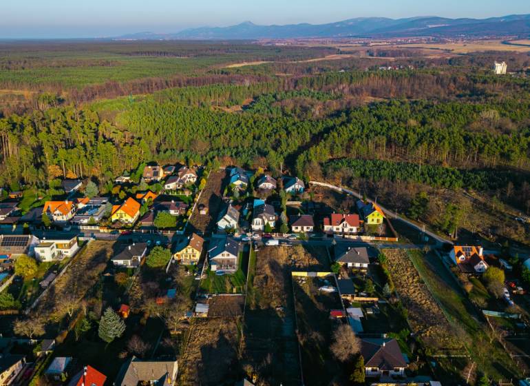 Luftaufnahme von Häusern und Wäldern in der Borovicová-Straße in Lozorno, Grundstücke - Wohnen.