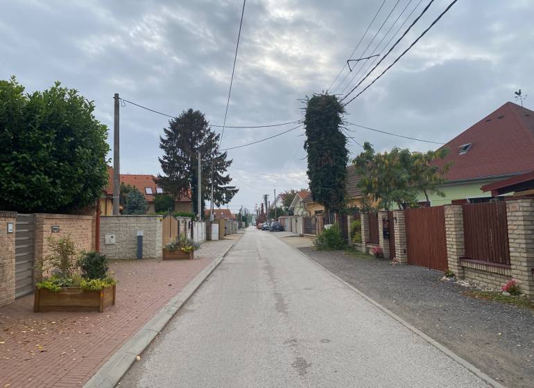 Pšeničná Straße in Bratislava - Podunajské Biskupice mit einer Reihe von Einfamilienhäusern.
