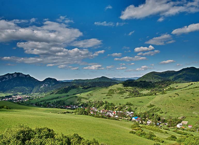 Schöne Landschaft in der Umgebung von Lechnice mit landwirtschaftlichen und forstwirtschaftlichen Flächen unter blauem Himmel.