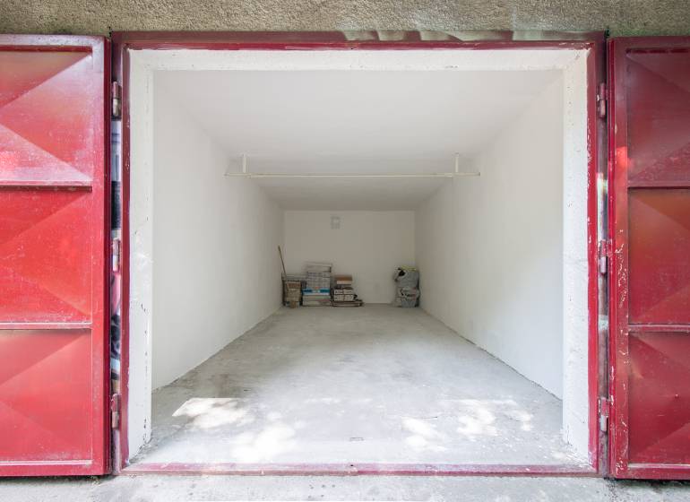 Pozrite si 17m², ZREKONŠTRUOVANÚ garáž, pri nemocnici Kramáre