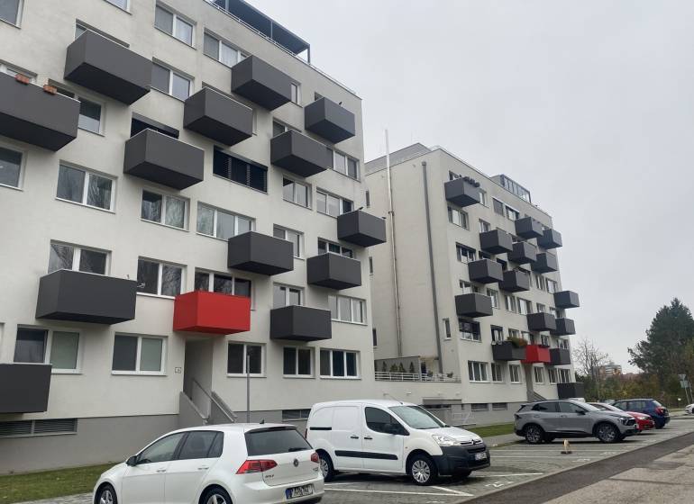 Wohnhaus in der Lomnická-Straße in Nitra mit Garagenstellplätzen und Balkonen.