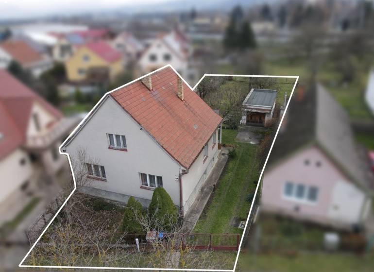 Einfamilienhaus in der Nerudova-Straße in Dubnica nad Váhom mit Garten und Garage.