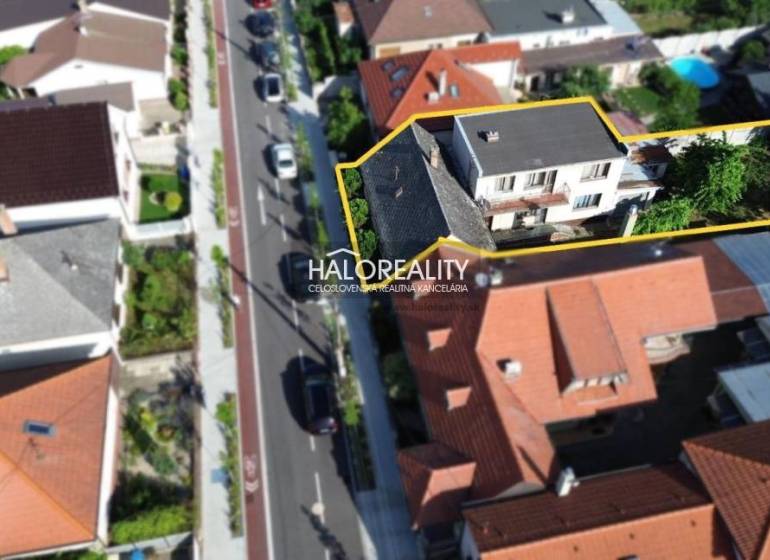 Luftaufnahme eines Einfamilienhauses in Malacky mit umliegenden Gärten.