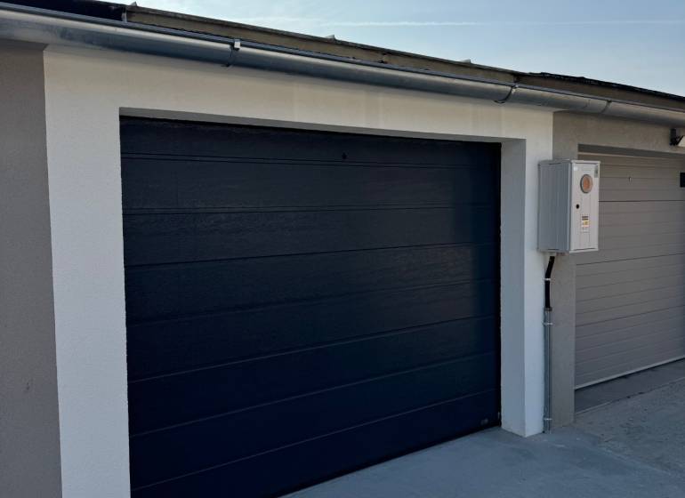 Das Tor der modernen Garage in der Sonnenstraße in Komárno, ausgestattet mit elektrischer Steuerung.