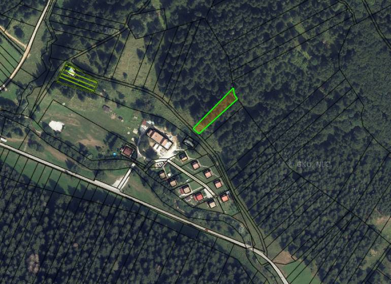 Luftaufnahme von landwirtschaftlichen und forstwirtschaftlichen Flächen in Rajecká Lesná mit markierten Parzellen.