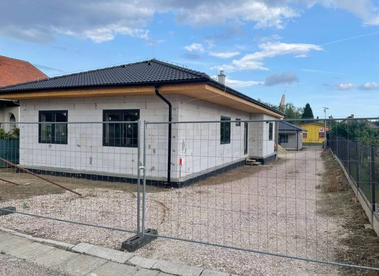 In Radava wird ein Einfamilienhaus mit einem schrägen Dach und einer weißen Fassade gebaut.