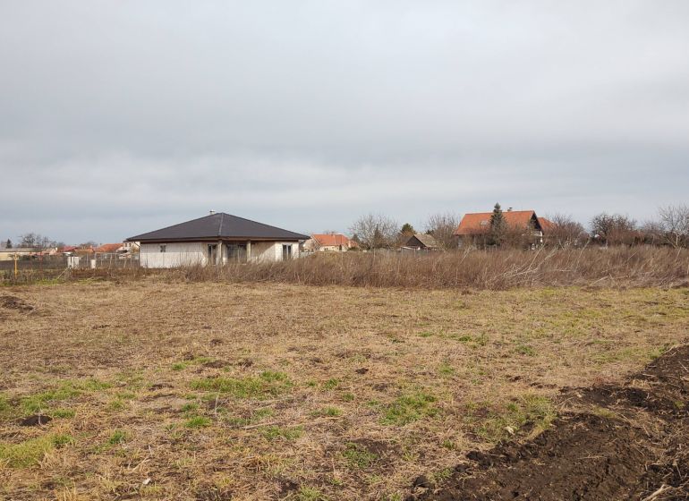 Grundstücke - Wohnen in Rastislavice, man kann die Vorbereitung für den Bau und die umliegenden Häuser sehen.