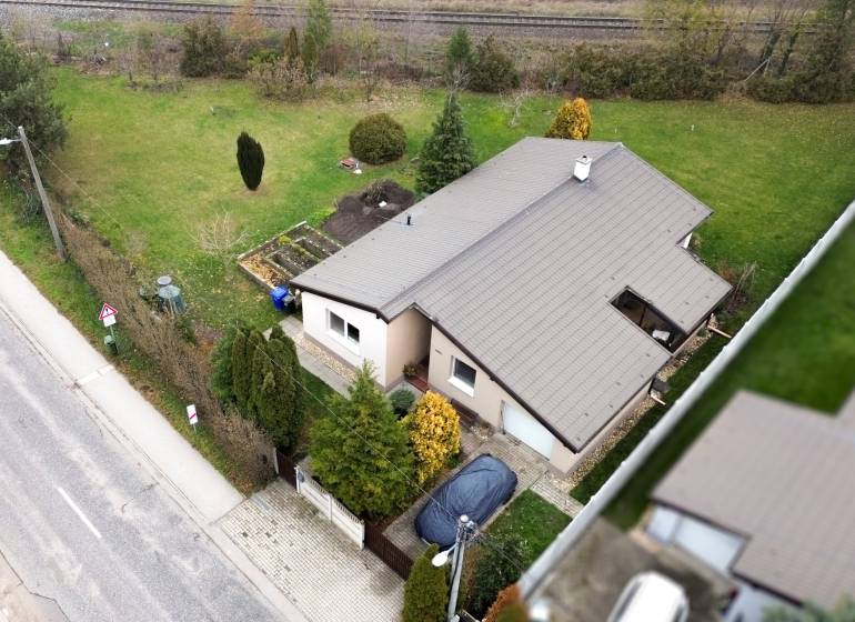 Ein Einfamilienhaus in der Hauptstraße in Kvetoslavov mit einem geräumigen Garten und einer Garage.