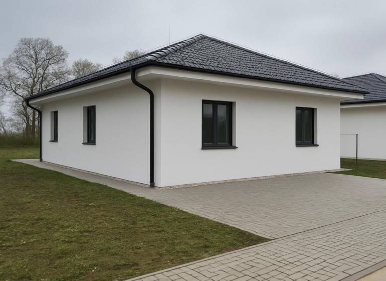 Einfamilienhaus in Cífer mit Schrägdach und gepflastertem Gehweg.