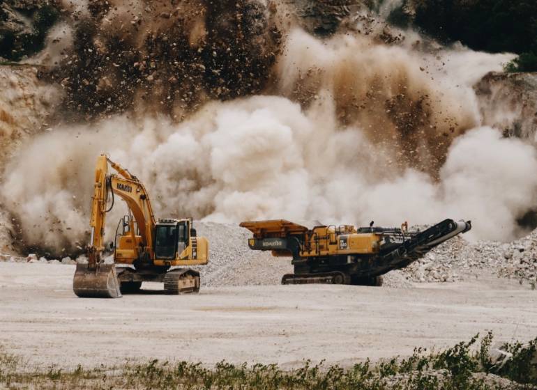 Bager a drvička kameňa v kameňolome so silnou explóziou v Horných Turovciach.