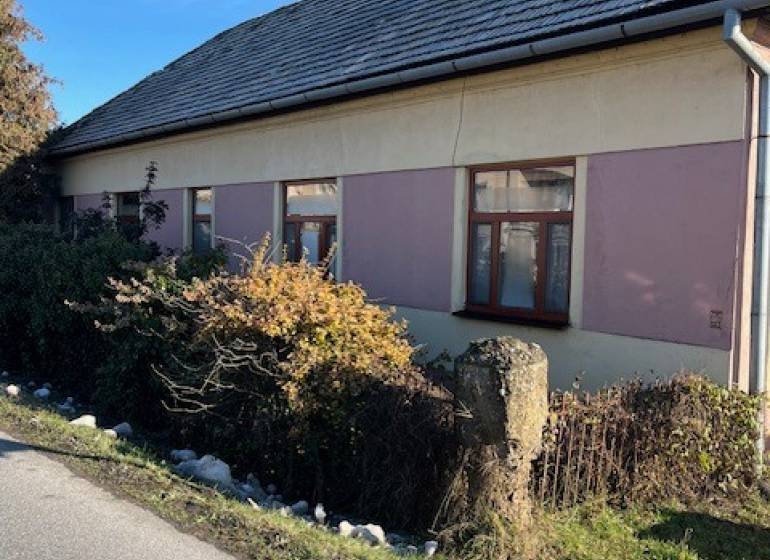 Ein Einfamilienhaus in Tomášovce mit traditionellem Dach und einfachem Fassadendesign.