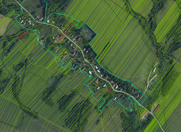 Luftkarte der Wohnbaugrundstücke in Varadka mit hervorgehobenen Grundstücksgrenzen.