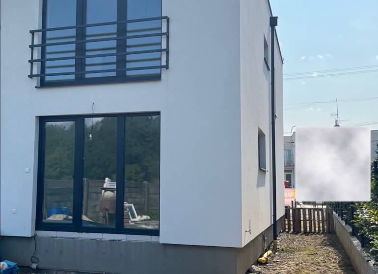 Einfamilienhaus in der Zvončín-Straße in Zvončín mit einer Rasenfläche vor dem Gebäude.