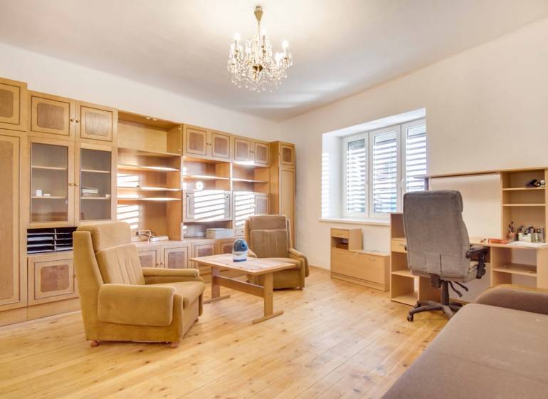 Innenraum eines Einfamilienhauses mit Möbeln, Holzboden und Kronleuchter.