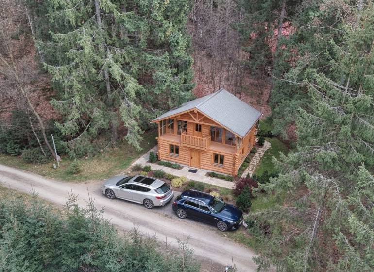 Eine Hütte in einer Waldumgebung auf der Straße Krpáčovo in Krpáčovo, umgeben von Bäumen und Natur.