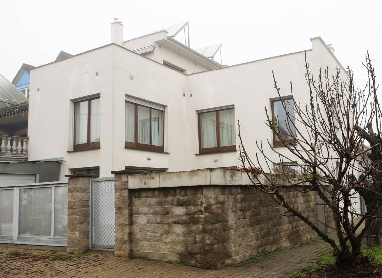 Einfamilienhaus in der Súľovská-Straße, Bratislava - Ružinov mit Zufahrtsstraße und Ziegelzaun.